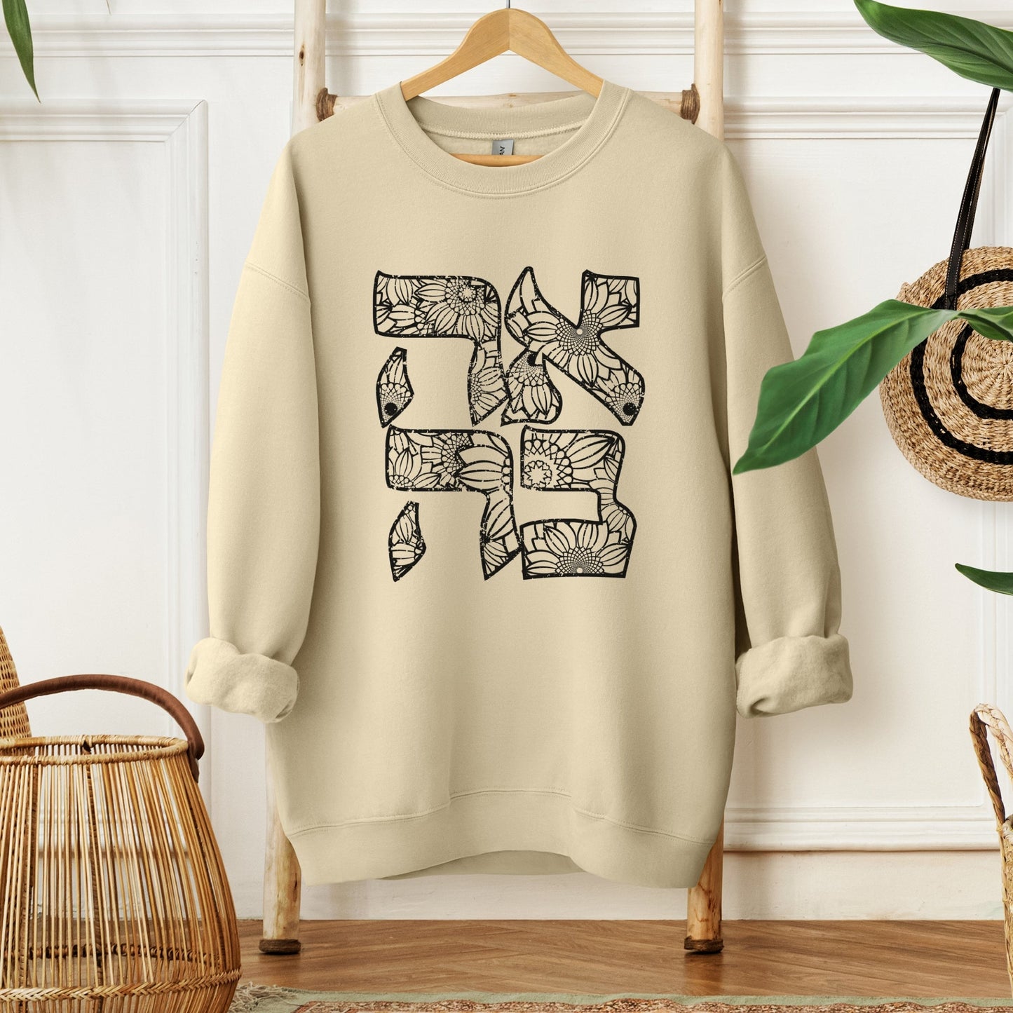 אהבה | Love In Hebrew Floral Sweatshirt - Oytiot