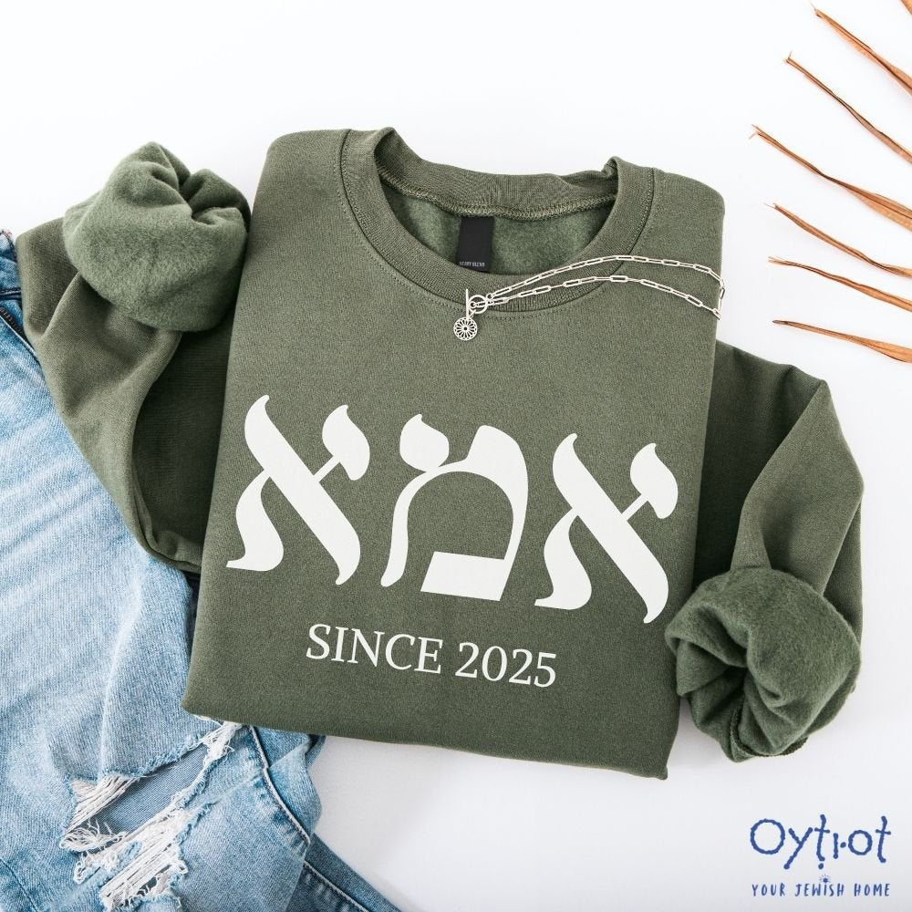 אמא | Mom in Hebrew Custom Date Sweatshirt - Oytiot