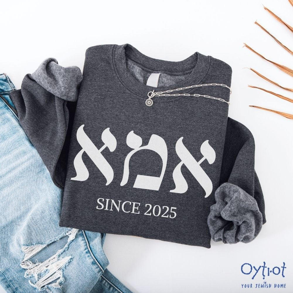 אמא | Mom in Hebrew Custom Date Sweatshirt - Oytiot